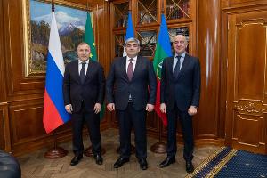 Глава Адыгеи Мурат Кумпилов, глава Карачаево-Черкесии Рашид Темрезов и глава Кабардино-Балкарии Казбек Коков © Фото Алексея Гусева